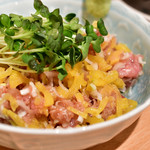 酒とお食事 たくあん - トロたくと貝割れ巻き@800円：寄りで。