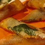 虾和青紫苏制作的酥脆春卷