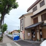 Kikuzushi - 店舗は3階建。1階のテーブル席は禁煙・喫煙両方を用意。2階には座敷がある様子