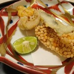 つる由 - あられ揚げが出てくるとなんかテンション上がる