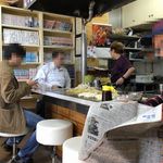 お好み焼 ひらの - 常連さんが陣取る