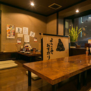 <半包間風格的餐桌&榻榻米坐席>酒和會話都很喜歡的日式舒適空間