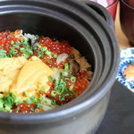 豪华牡蛎海胆鲑鱼子米饭（中）附味噌汤和腌菜