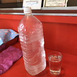 みかさ食堂 - ペットボトルに入れられた水とコップが(^^)