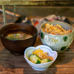 坂本小屋 - 2019.6 あまごの炊き込みご飯、あまごのお吸物（シイタケ、しめじ、素麺）、自家製漬物（大根、白菜、胡瓜）