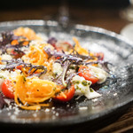 YOSHIDA HOUSE - トマト、ブッラータ、キャロットラペのサラダ 　バジル風味