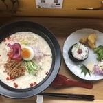 カフェアンドショップ ロータスランド - 2019/06/18
      週替りおまかせセット 550円
      ・米粉麺の冷やし豆乳担々麺
      ・ブロッコリーのマヨネーズ和え
      ・新じゃがいもの甘辛
      ・梅のおむすび