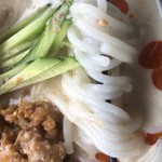 カフェアンドショップ ロータスランド - 2019/06/18
      週替りおまかせセット 550円
      ・米粉麺の冷やし豆乳担々麺
      ・ブロッコリーのマヨネーズ和え
      ・新じゃがいもの甘辛
      ・梅のおむすび