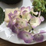 カフェアンドショップ ロータスランド - 2019/06/18
      週替りおまかせセット 550円
      ・米粉麺の冷やし豆乳担々麺
      ・ブロッコリーのマヨネーズ和え
      ・新じゃがいもの甘辛
      ・梅のおむすび