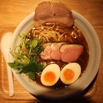 麺巧 潮 上野製麺所 - 黒[にほんいち醤油そば](870円、真上から　少しピンボケです)