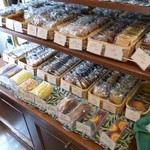 欧風菓子工房シャウムクレーム - 2011.12.30 店内（どれもおいしそー）