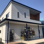 Patisserie Shisui - 写真左側が店内入り口(真っ青な3本の柱が印象に残ります)