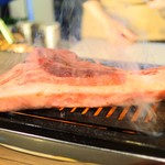 a slice of BEEF ひときれの牛肉 - 