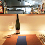 ラ・メール・ギキ - カウンターにて独りの時間スタート ワインはリースリング('19.6月中旬)