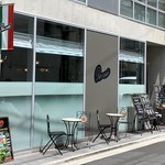 ペルカーソ - イタリアンカラーをあしらったバナーが目印。クールな外観と、カジュアルな店内のギャップも魅力の一つです。