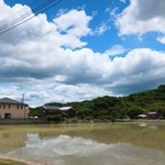 こばとぱん - お店の前はのどかな風景です