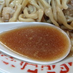 ラーメン二郎 - 醤油キリット濃い目のスープ