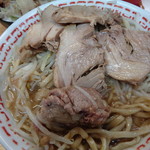 ラーメン二郎 - 豚発掘現場！手前の固まりが一番旨し