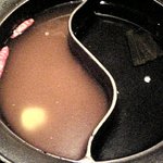 Shabushabu Onyasai - ２種類のだしの場合は真中で仕切りされている