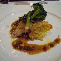 ラ ターブル ドゥ ジョエル・ロブション - 的鯛のポワレ　爽やかな酸味のある鮮魚のジュとカレー風味のカリフラワーと共に