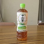 ローソンストア100 - ドリンク写真:十六茶￥108(税込)