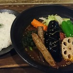 一文字カリー店 - 鮮やかな野菜の下にチキン