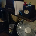 一文字カリー店 - 扇風機とダストボックスの白さがアクセント