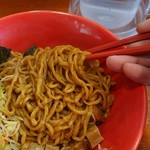 Chuukasoba Sendai Niboshi Senta - すでに和えてある麺、具と混ぜてるそばから食べたくなる色！