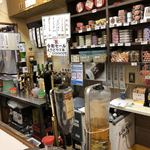 酒のデパート ヒトモト 立ち呑みカウンター - 店内。