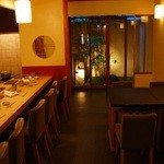 鮨まつもと - 坪庭がある、カウンター7席　テーブル2人がけ２つ