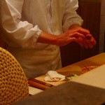 鮨まつもと - 寿司は驚きのキレイさでした、熟練の手つきは修行先の新橋「しみづ」仕込み