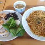 Natural Kitchen - 茄子と粗挽き肉のミートソース 大盛り(1102円)＋食べ放題のお惣菜