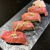 焼肉 たまき家 - 大人気！黒毛雌和牛の炙り寿司 / 上カルビとランプ
                    
