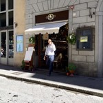 Chiaroscuro - 赤い矢印にあるカフェ