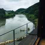 料理旅館　平井亭 - ［2019年6月］大きなガラス窓から見える名張川