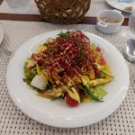 ビストロ ダイア - 定番の自家製サーモンマリネ　サラダ仕立て　フレッシュトマトとバジルのソース