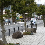 Kouraku - 水木しげる記念館までの８００ｍの両側歩道にはモニュメント