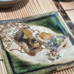 すし匠 - 砂摺りの皮目を炙ったもの