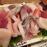 魚鐵 - 盛り合わせ：これで１．５人前。