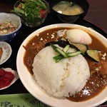 濱おか - チキントマトカレー(揚げナス、温泉玉子追加)