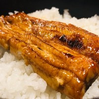 うなぎ秋本 - 白飯に大胆にのせる！