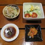 Horumon Douraku Shimadaya - ナムル、サラダ、キムチ、タレ（ランチセット1,060円）