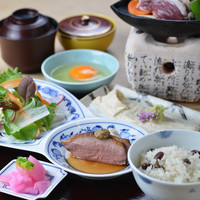 ＊【美容と健康に嬉しい幸手鴨をお手軽に】乾杯ワンドリンク付　鴨すき焼きを含む全10品満足ランチ