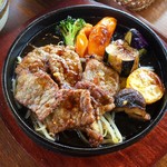 はれるや - 【焼肉鉄板定食 1,080円】メインの焼肉鉄板