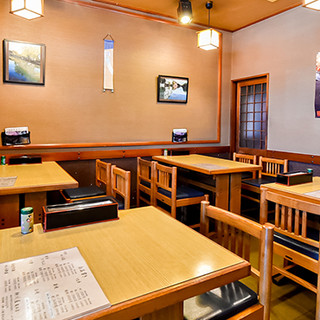 お一人様から団体様まで、ゆっくりくつろげる落ち着いた雰囲気