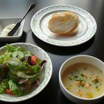 イル　テゾーロ - 自家製バターとパン、サラダ、スープ