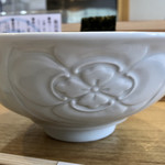 飯田商店 - 飯田の家紋が入った有田焼丼