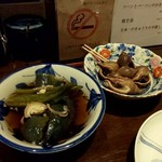 Sobato Sake Kogetsu - お通しはなすの煮浸し、？貝