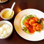 Shisen Dainingu Saiyou - ランチにはご飯とスープ付き