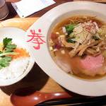 拳ラーメン - 贅沢魚介と黒地鶏のマリアージュラーメン